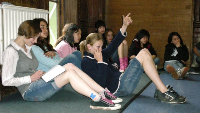 תלמידים במפגש meeting. (צילום ללא צלם מתוך אתר בית הספר)