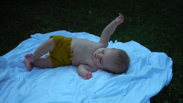 לעזור לתינוק להתהפך? תנו לו להתאמץ, ללמוד ולחוות הצלחה (צילום: flickr, mandle, cc by nd2)