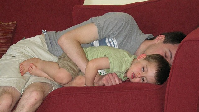 באווירה ישנונית קשה להעיר את הילד (צילום: flickr johnandcellawalley cc nc2)