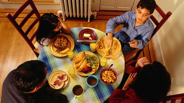 שיחה משפחתית בעת ארוחה משפחתית (צילום: flickr usda cc by2)